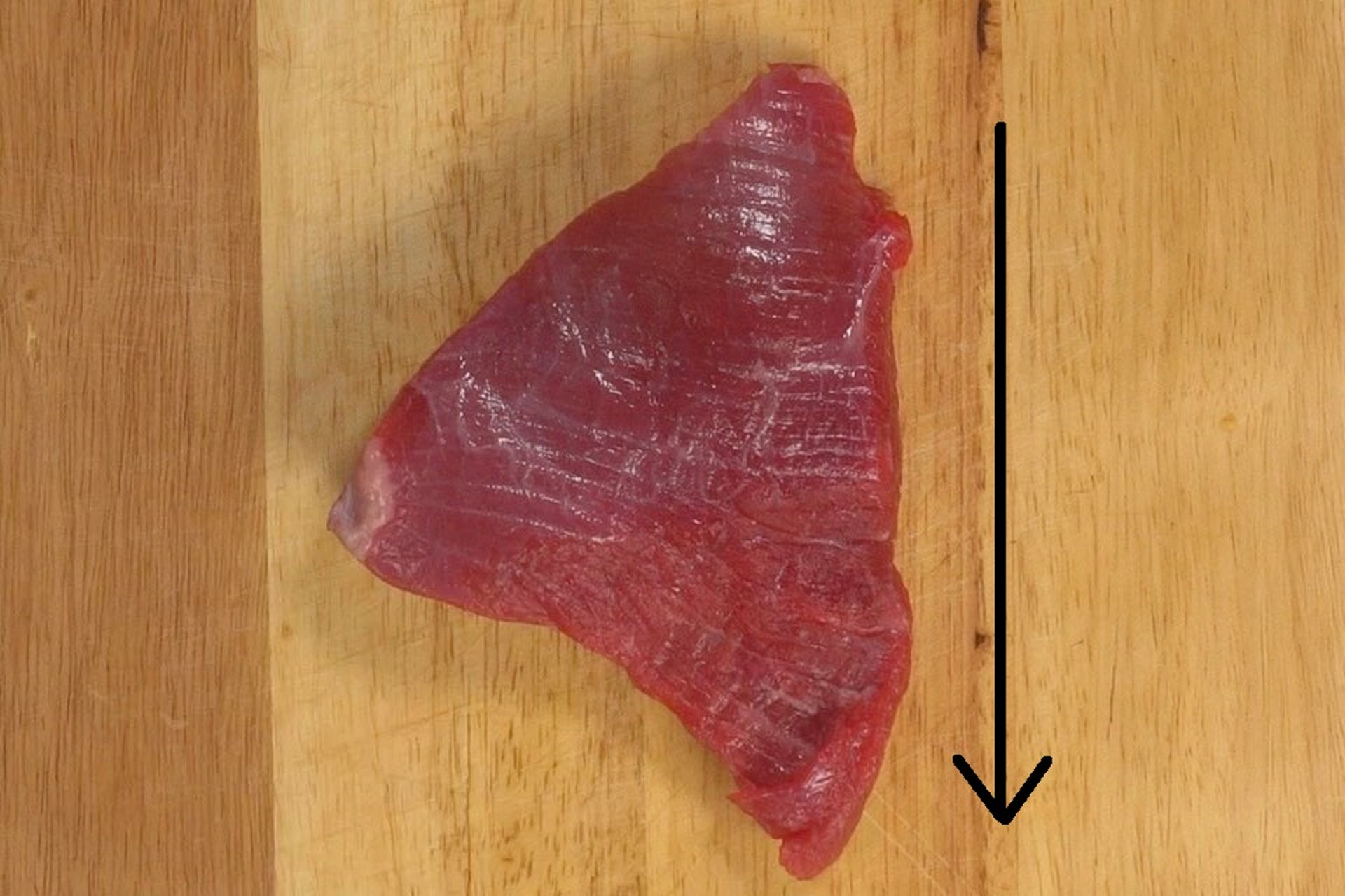 以图中的牛肉为例,察看到其纹理是横向的,所以如果要「逆纹」切的话