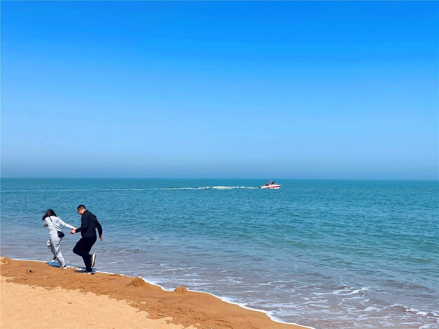 日照最重要的风景名胜都在海边,黄金海岸16公里长.