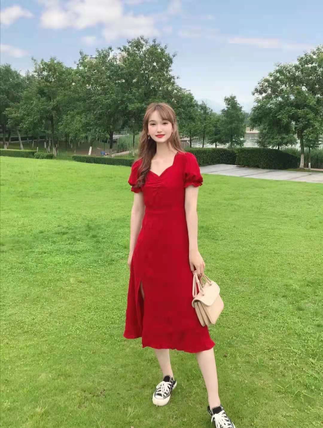 红色连衣裙搭配什么颜色鞋子好看