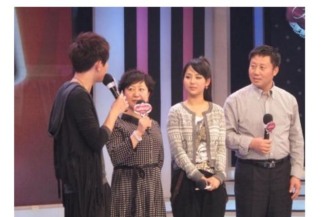 杨紫忘记妈妈生日被数落,晒出妈妈新戏官宣图,母女俩如复制粘贴