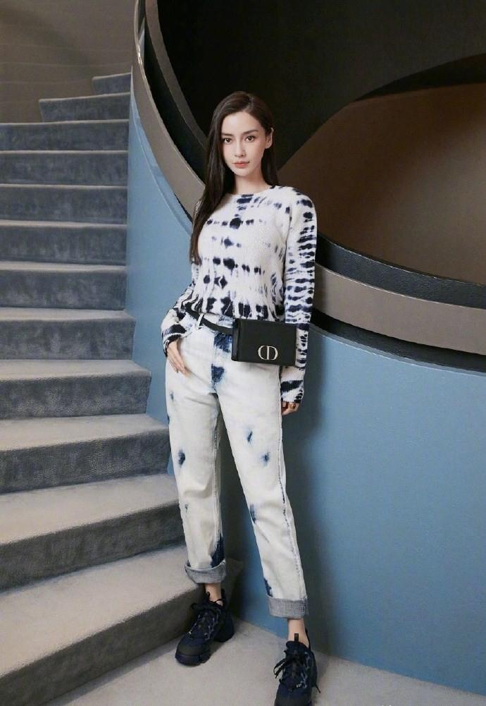杨颖牛仔裤 angelababy,杨颖的身材 angelababy广告路透排场大,穿1万牛仔裤腿长腰细,31岁