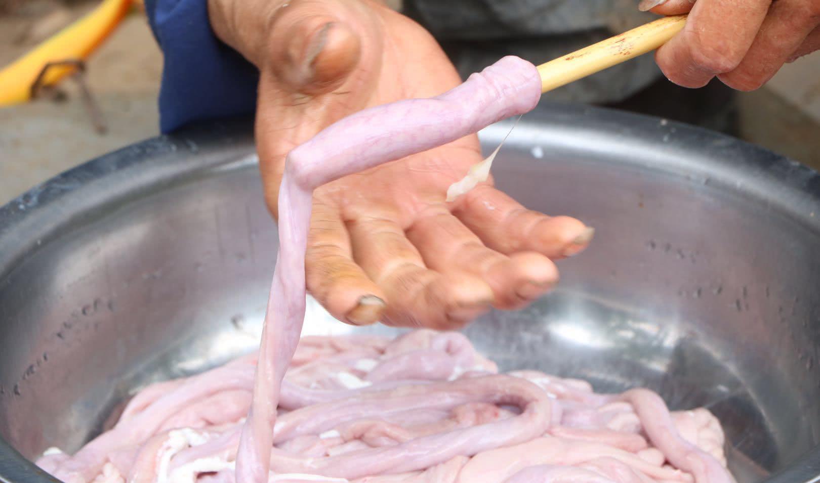 在家清洗猪大肠,别只知道加盐和面粉,加点它,猪肠干净无异味