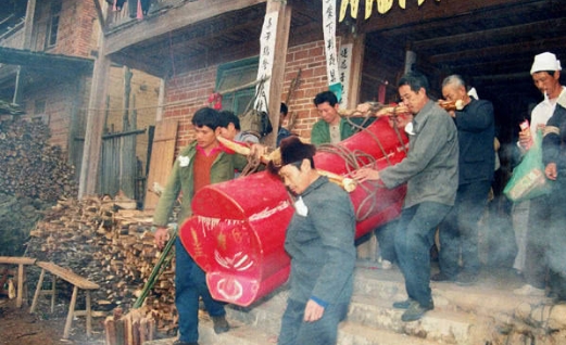 通常身分越高,小殓衣衾越多,越贵重.