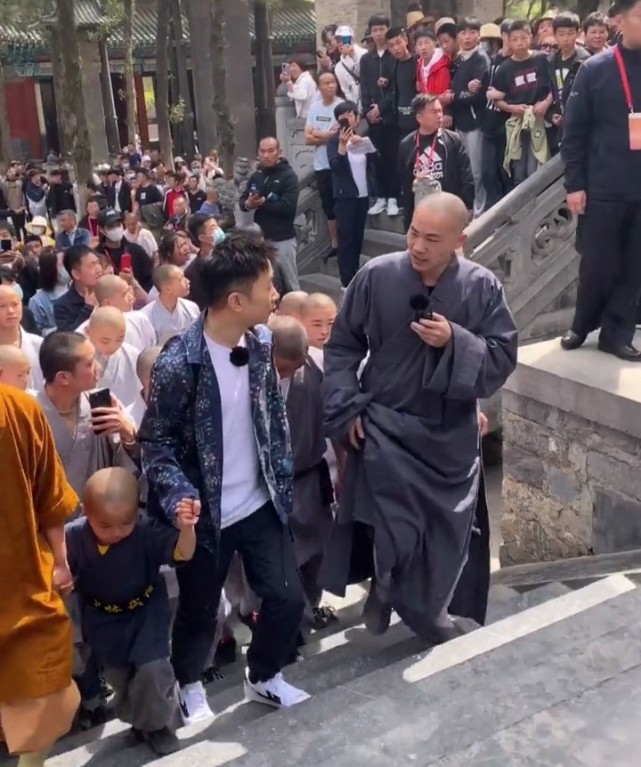 原创杨迪回应少林寺包场事件避重就轻现场的这个圈围得真挺大