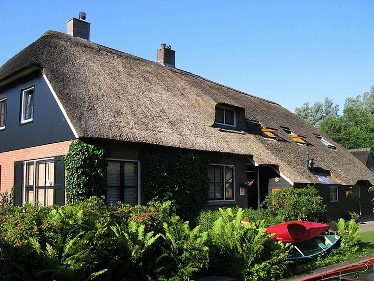 原创藏在荷兰的"童话小镇",屋顶是用芦苇编制的,出行只有小船儿