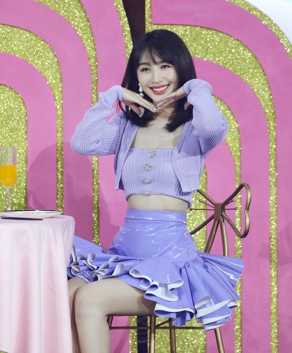 原创李菲儿为显撩脱鞋拍照却被修图师坑惨了脚趾状态不敢看第二眼