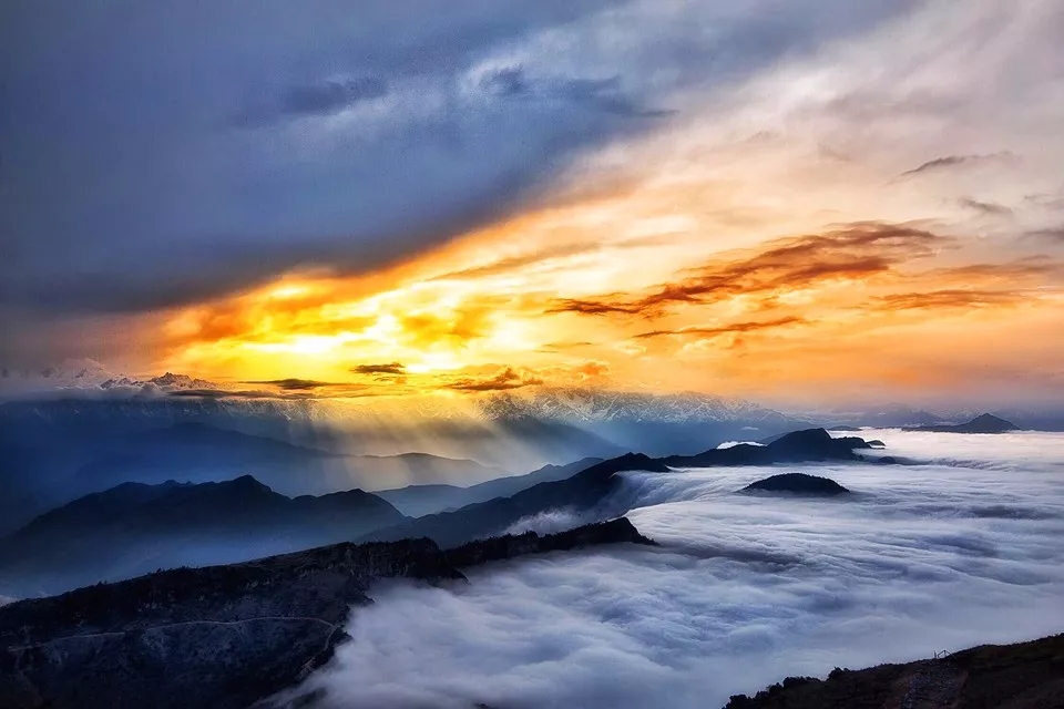 牛背山 牛背山,位于四川省荥经县和泸定县交界处,原名野牛山,大矿山