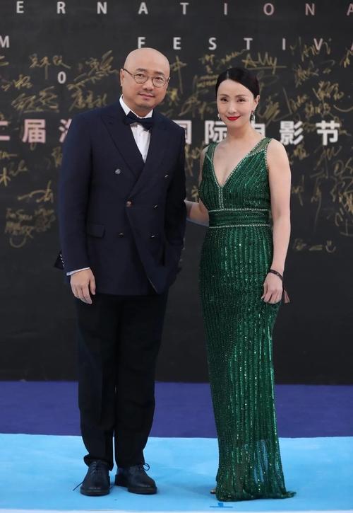 原创徐峥夫妇恩爱同框,陶虹穿深v礼服很羞涩,光头老公插兜绅士范足