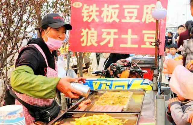 广东夜市地摊,7种街头小吃最火爆,年轻人追捧不已,基本都吃过