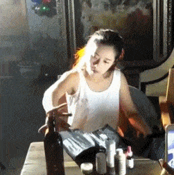 搞笑gif:女生千万不要穿裙子骑车 尤其是这种长裙子
