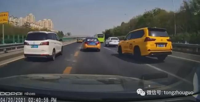 北京一高速上,雷克萨斯逼停一辆车,网友却吵