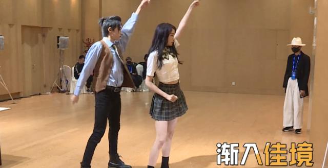 关晓彤宋亚轩练习室彩排舞蹈,在镜子里两人腿长一样