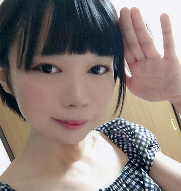 原创16岁日本高中男生火了,留起了长发,穿女装让同学自愧不如