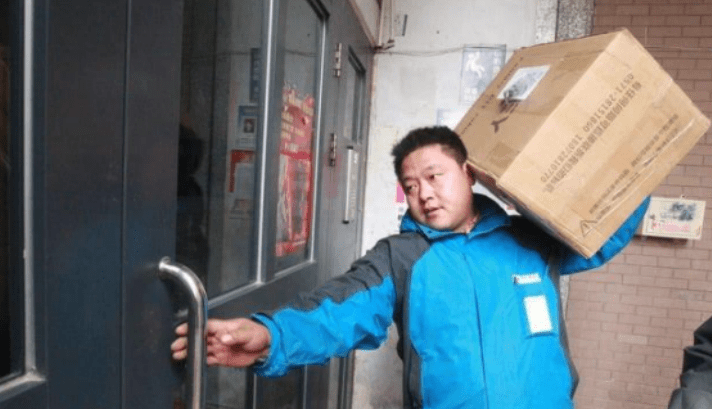正在送货上门的快递员