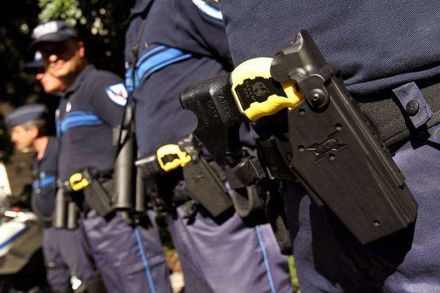泰瑟电击枪:执法事故频发的美国,从未缺乏警用非致命武器