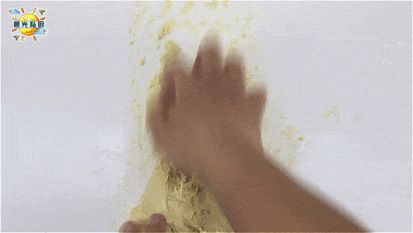 以下面gif动图中的手法,对面团进行反复地摔打操作,时间大概在5-7