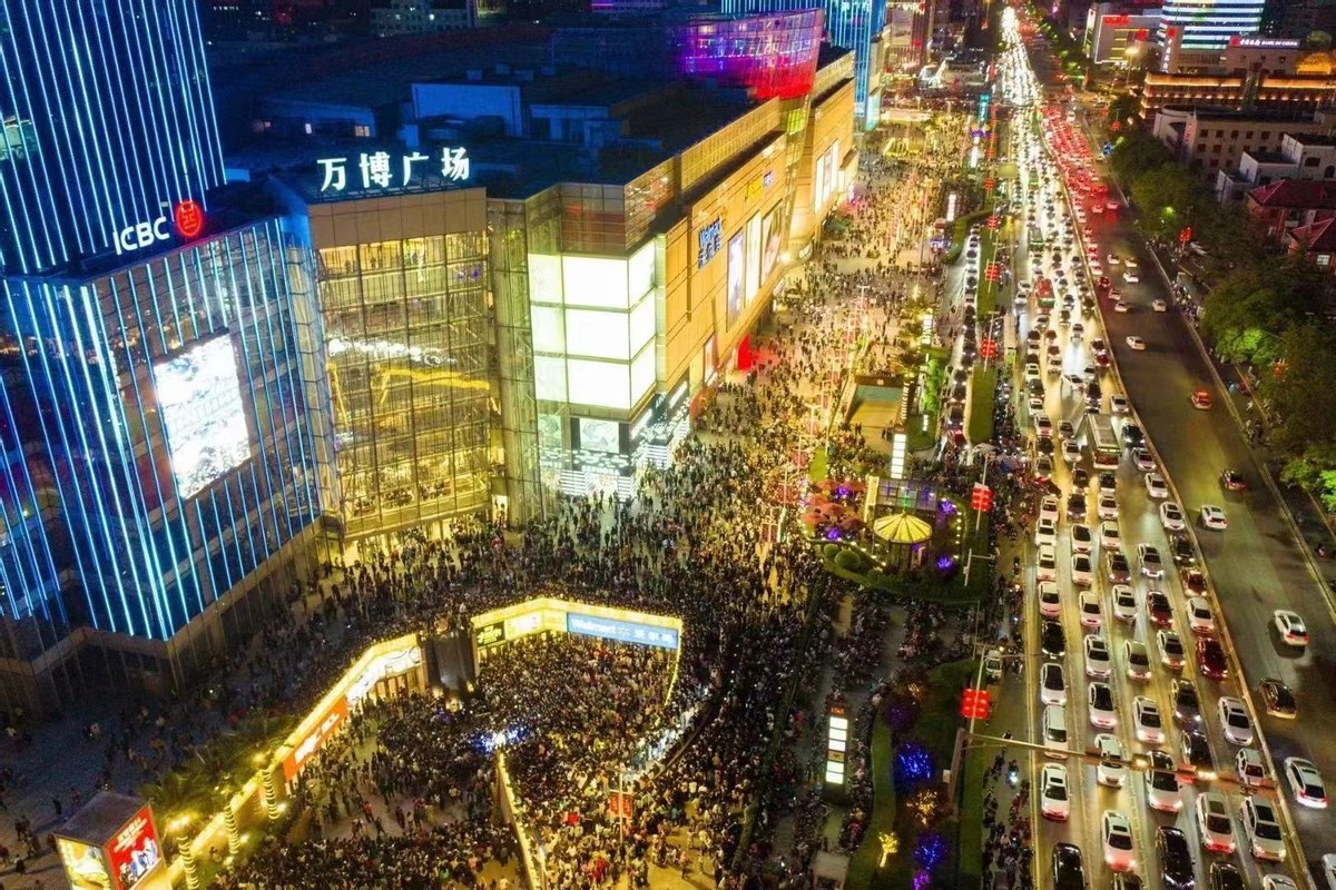 近日,保定万博广场千人合唱《十年》成为了网友热议话题.