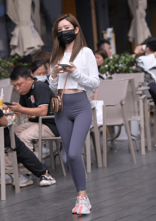 如何穿出青春靓丽的感觉?高腰瑜伽裤值得一试,显瘦好搭又耐看