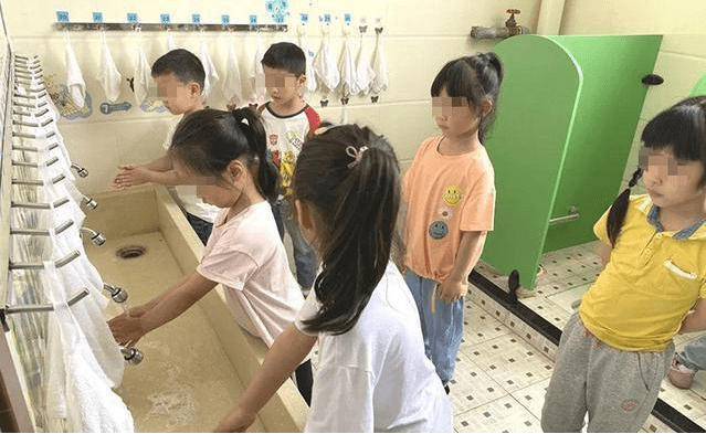 幼儿园男女同厕引争议家长群里观点两极分化你赞成哪种