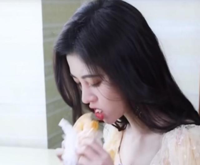 原创鞠婧祎吃面包嚼84下蔡徐坤却为吃饺子嚼90下辟谣男爱豆的自尊