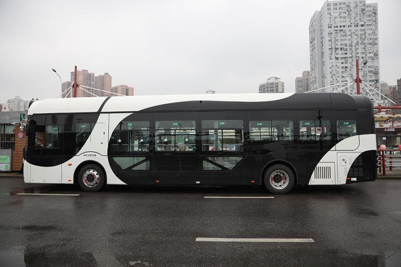 上海"熊猫公交车"上路运营 黄浦,徐汇滨江又添风景线