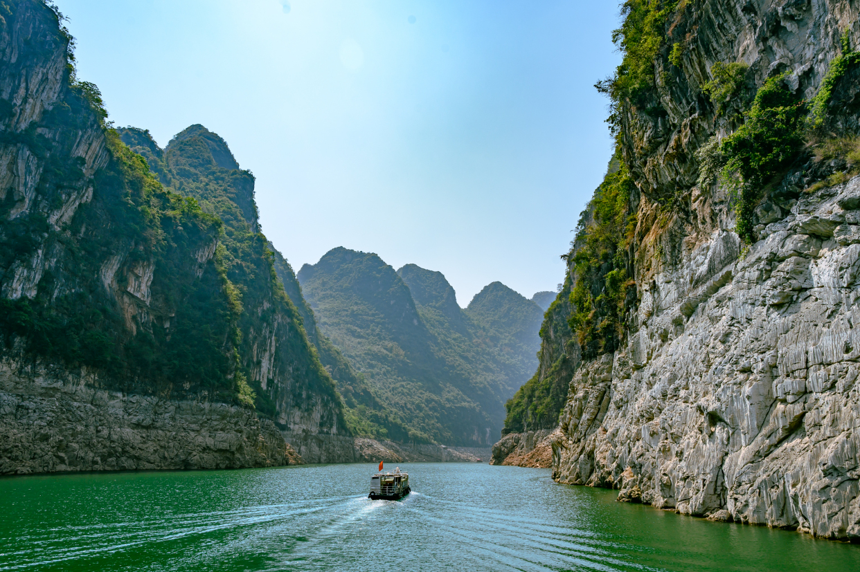 贵州秘境万峰湖,有76个杭州西湖大小,湖中城堡宛若童话世界