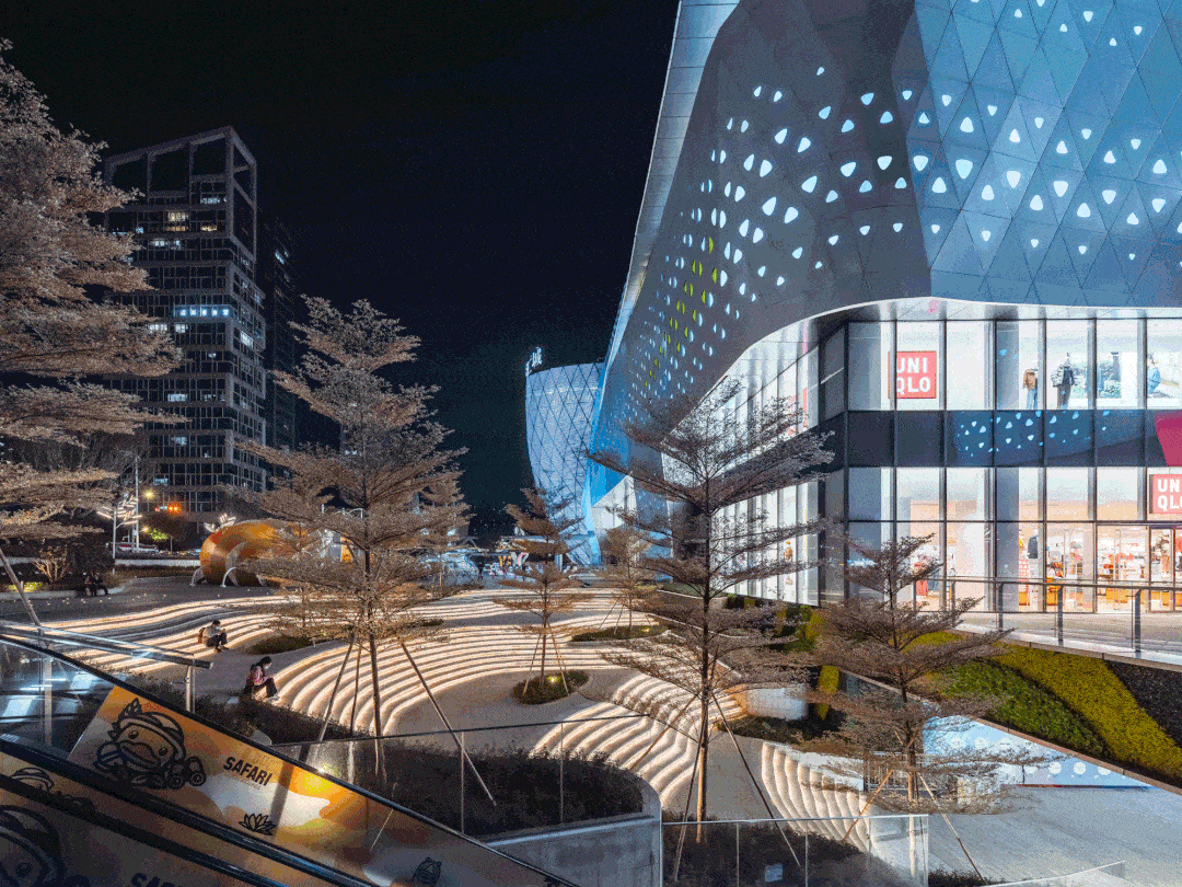 悦汇城的西南,西北两个次入口由于场地南高北低的高差条件,分别设计