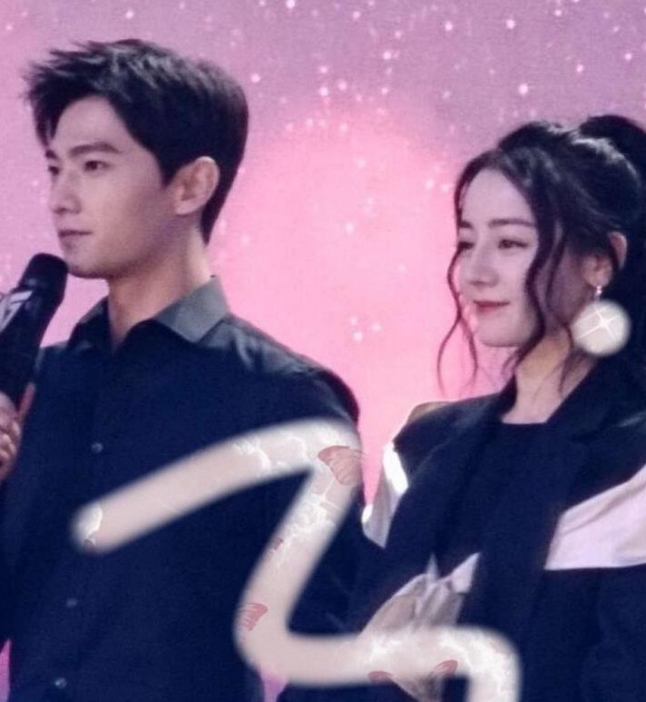 原创《荣耀》最新路透,迪丽热巴看杨洋眼睛有星星,耳环泄露两人关系