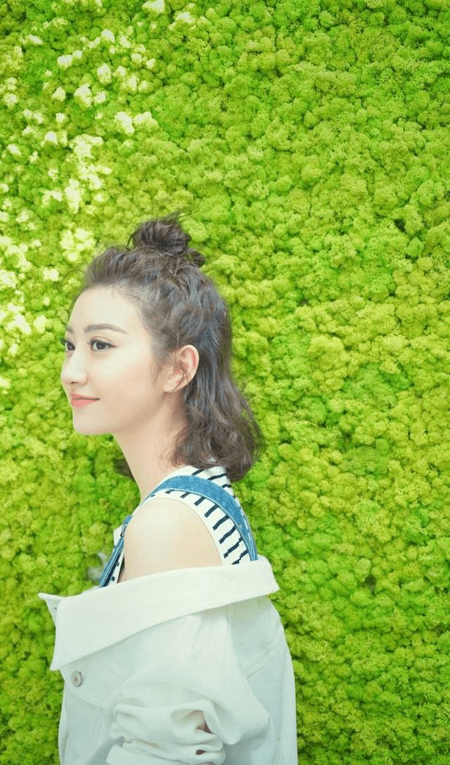 气质美女景甜丸子头写真图集