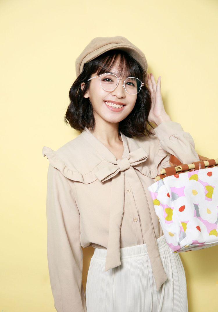 原创戴眼镜的女孩超甜美,选对眼镜,自带女神气质