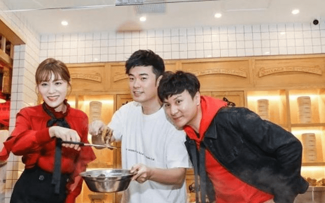 陈赫火锅店天花板砸伤顾客,陈赫发文道歉,明星开店也是双刃剑