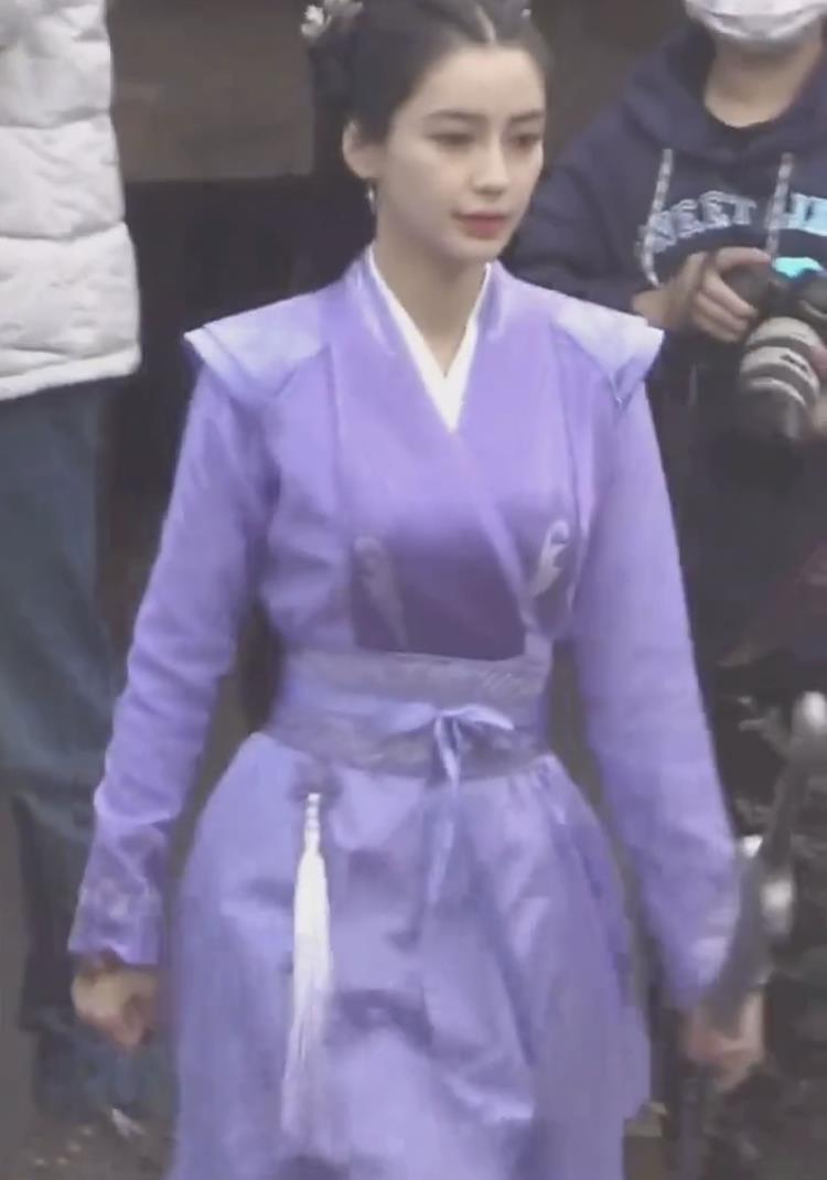 baby资源降级?新剧搭档五线男明星,31岁脸瘪下垂显老态