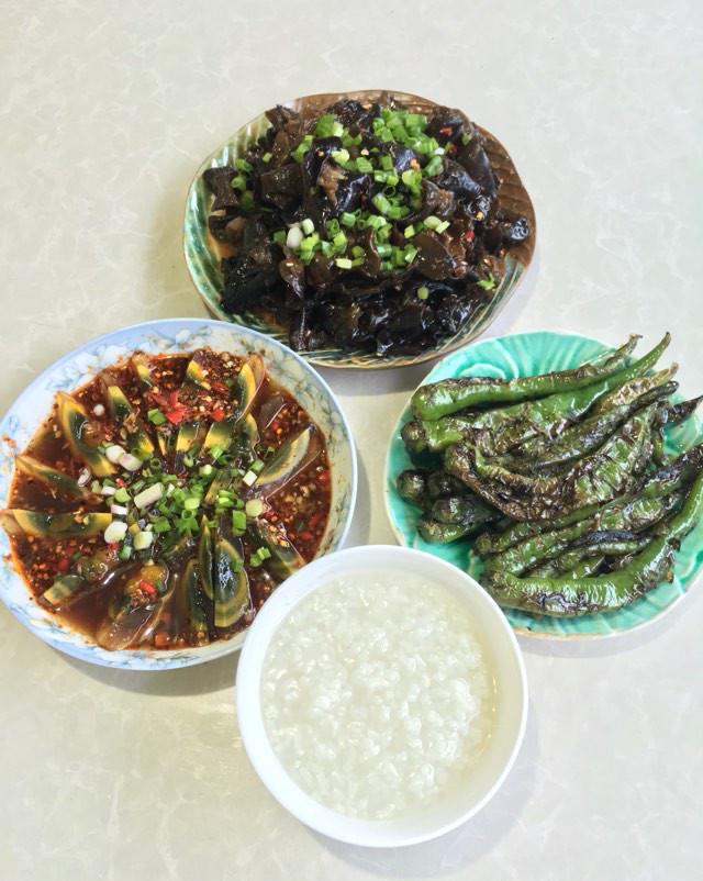 但是不得不承认吃惯了我媳妇的菜之后,再吃没有辣椒的菜我都觉得没