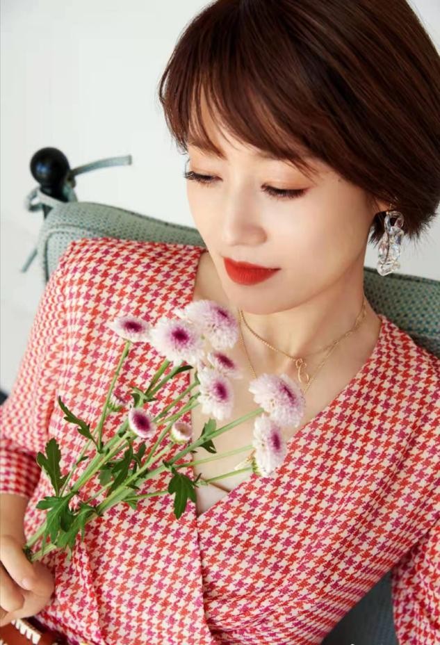 44岁马伊琍近照曝光,红裙白靴充满粉红气息,满屏娇俏感藏不住