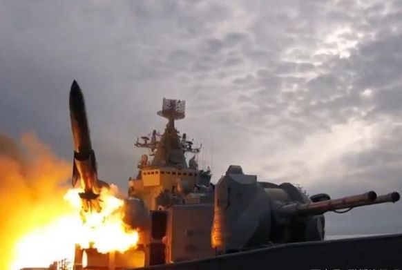 俄巡洋舰黑海演习,首射"航母杀手"威慑美国