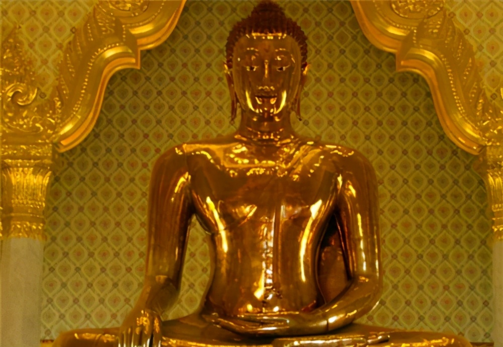 泰国有三大国宝玉佛寺,卧佛寺,金佛寺,金佛寺因供奉世界最大金佛著称
