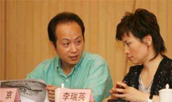 原创罗京逝世11年,当初哭到昏厥的妻子嫁富商成阔太,儿子也十分支持