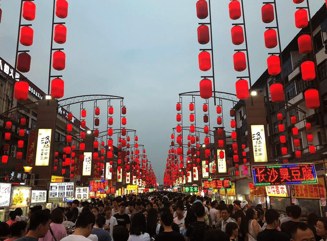 洛阳一老街成"网红打卡点"_美食街