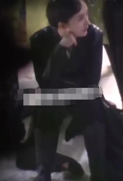 杨幂拍雨中戏全身衣服湿透,现场不忘拿剧本看台词,陈伟霆造型太女性化