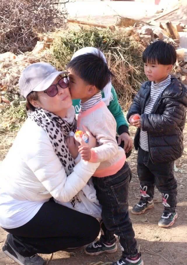 原创结婚7个月袁立带老公梁太平秀恩爱夫妻甜蜜出镜合影