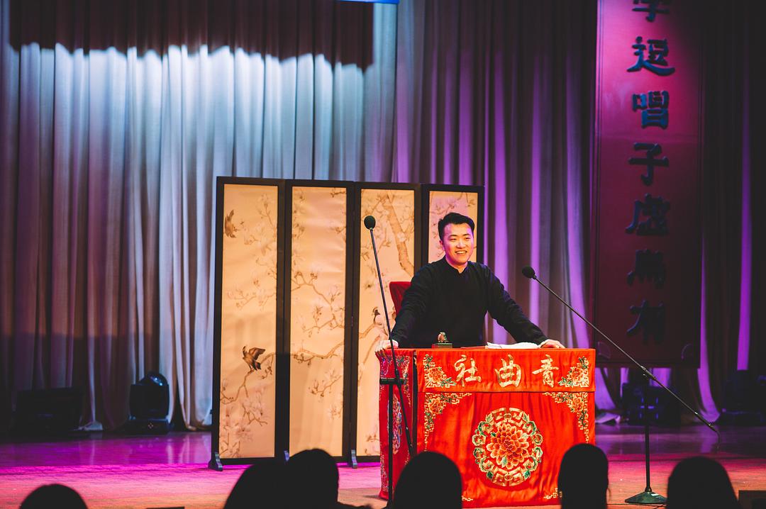 如今正有一批年轻人通过短视频平台等多种方式来推广评书,目前已经