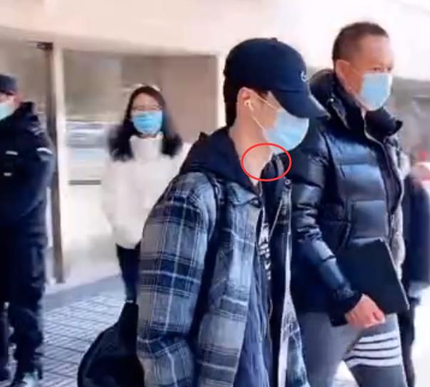 原创王一博下飞机被围攻,脖子"红痕"明显,得知原因:粉丝彻夜难眠