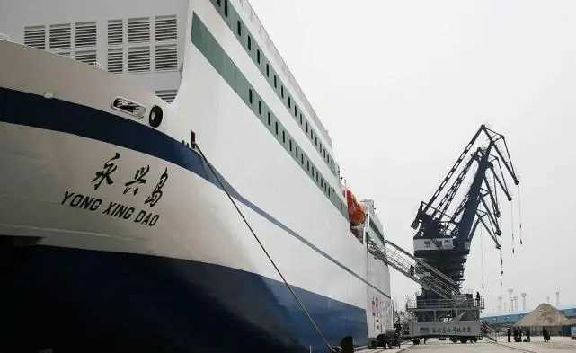 原创我国造全球最大起重船,能吊起8000辆小汽车,比永兴岛号大多了