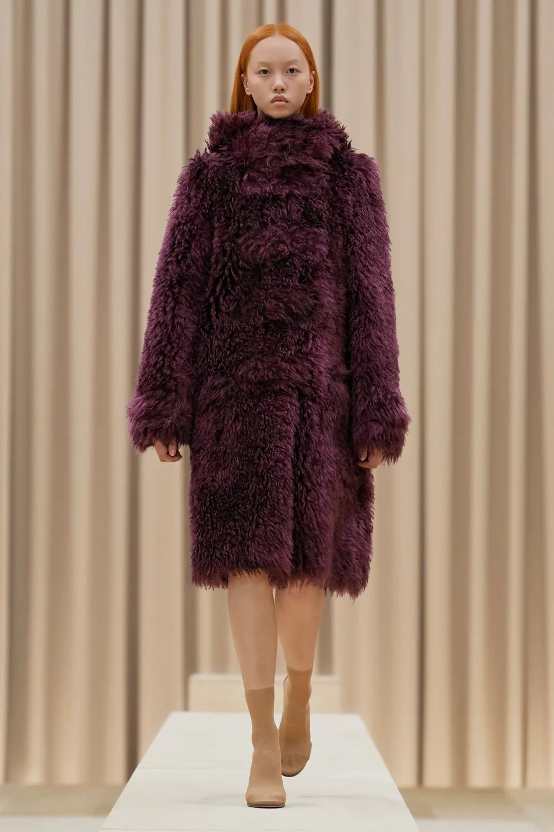 2021年皮草新图片,貂皮大衣女款图片大全 被"剪开"的皮草:burberry 2021年秋冬成衣