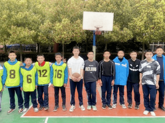 信阳市羊山中学第一届校园篮球班级联赛圆满落幕啦!