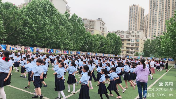 走进小学筑梦成长二七区艺术小学迎接幼儿园小朋友进校参观