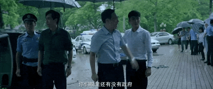 饰演黑恶势力头目孙志彪的金世佳,在会上发出疑问与不解:"我这个人就