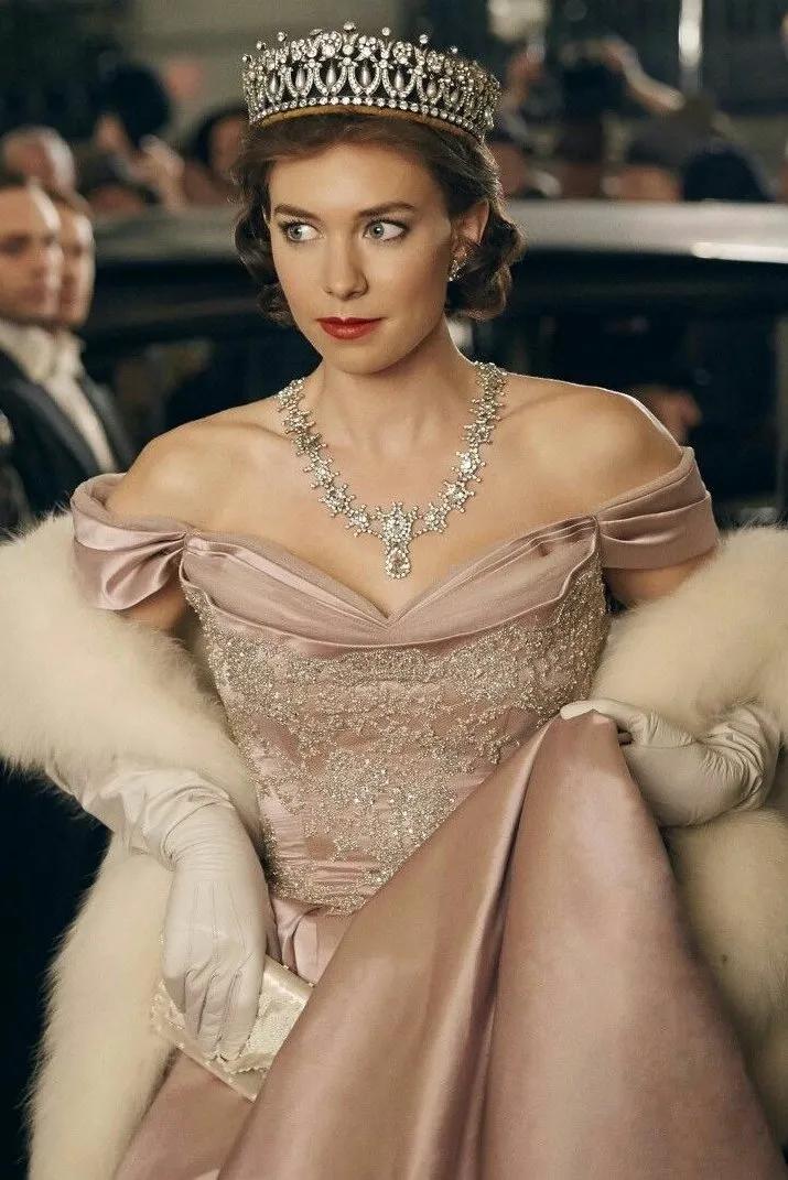 左:vanessa kirby《王冠》中玛格丽特公主造型 右:英国王室玛格丽特