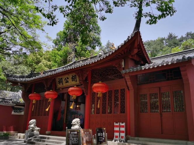 过天门,右行不远处是胡公祠,便是方岩景区的核心和精华所在,我在这里