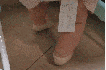 长期前倾着走路,时间长还会对胸部产生压迫,引起宝宝长期前倾走路